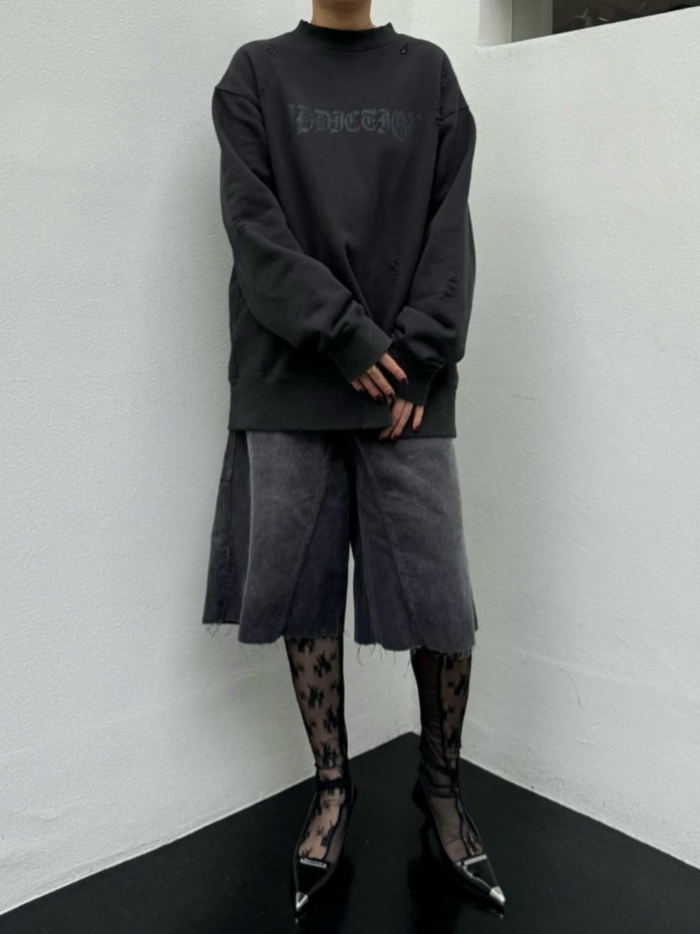 「prankproject、プランクプロジェクト、スウェットコーデ、ハーフパンツ、ハーフパンツコーデ、レースタイツ」｜「PRANK PROJECTの【24SPRING PRE ORDER】ワイドストラップサンダル / Wide Strap Sandals（サンダル、ブラック系）」を使った、PRANK PROJECTさん（レディース・163cm）の秋コーディネートの1枚目の写真