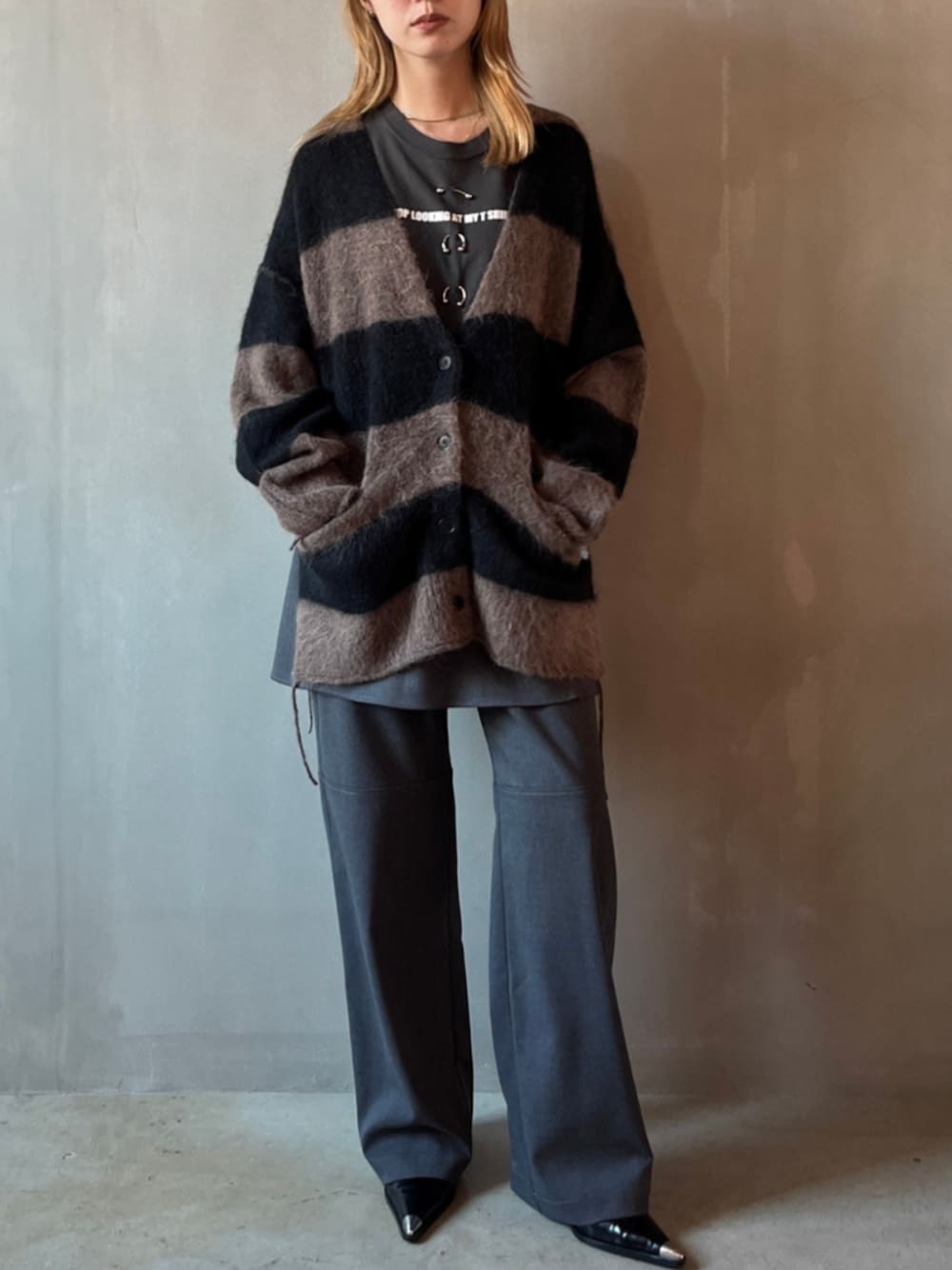 ブラウン系のカーディガン/ボレロ、グレー系のその他パンツを着用したレディースの秋コーディネートの1枚目の写真