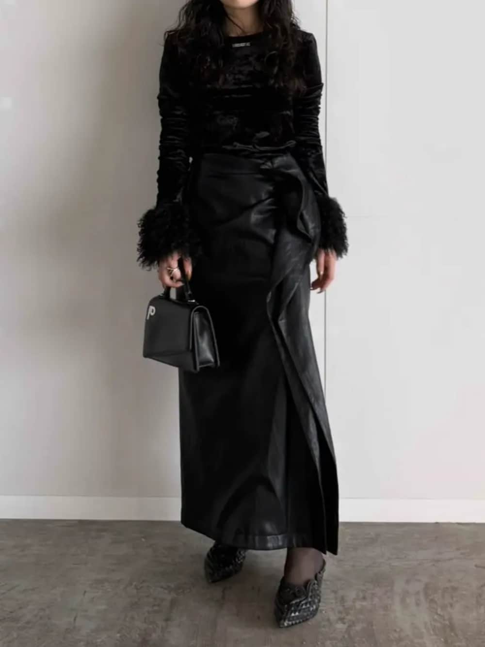 「prankproject、プランクプロジェクト」｜「PRANK PROJECTの【2025Autumn Pre-Order】ファースリーブベロアトップ / Fur Sleeve Velour Top（その他トップス、ブラック系）」を使った、PRANK PROJECTさん（レディース・154cm）の夏コーディネートの1枚目の写真