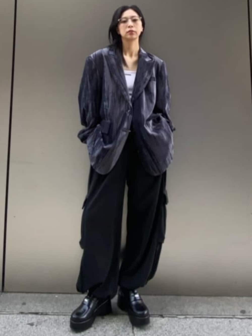 ホワイト系のキャミソール、ブラック系のローファー、グレー系のテーラードジャケットを着用したレディースの秋コーディネートの1枚目の写真