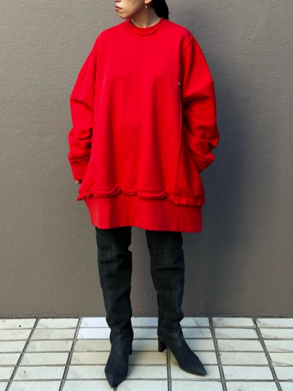 「prankproject、プランクプロジェクト、スウェット、スウェットコーデ」｜「PRANK PROJECTの【23WINTER PRE ORDER】デニムサイハイブーツパンツ / Denim Thigh High Boots Pants（デニムパンツ、ブラック系）」を使った、PRANK PROJECTさん（レディース・158cm）の秋コーディネートの1枚目の写真