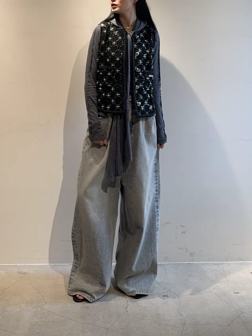 「prankproject、プランクプロジェクト」｜「PRANK PROJECTの【2025Autumn Pre-Order】ツイードベスト / Tweed Vest（ベスト、ブラック系）」を使った、PRANK PROJECTさん（レディース・170cm）の夏コーディネートの1枚目の写真
