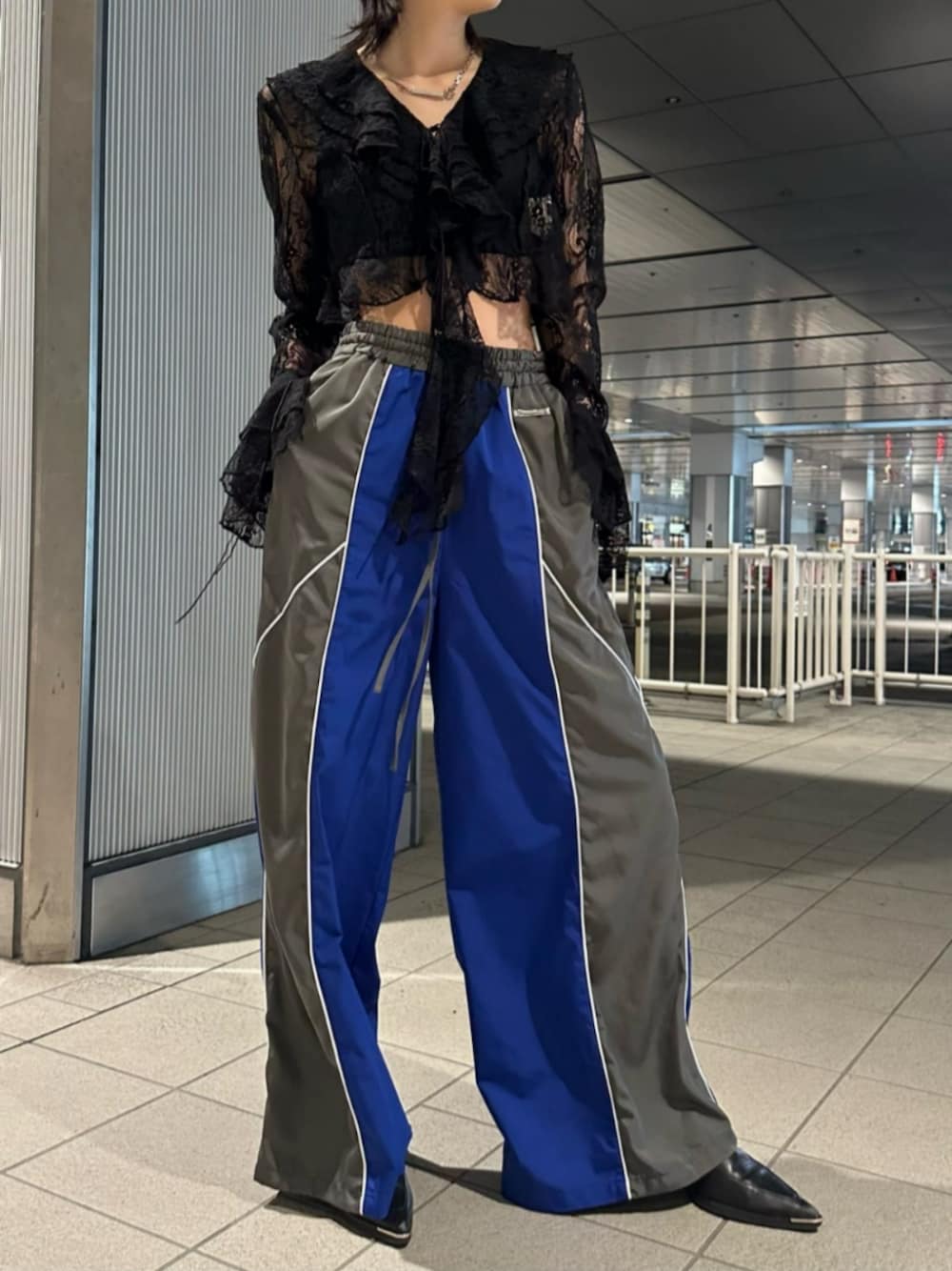 「prankproject、プランクプロジェクト、トラックパンツ、レースブラウス、レーストップス、フェミニンコーデ、スポーツMIX」｜「PRANK PROJECTの2WAYバーネックレス / 2WAY Bar Necklace（ネックレス、シルバー系）」を使った、PRANK PROJECTさん（レディース・159cm）の春コーディネートの1枚目の写真
