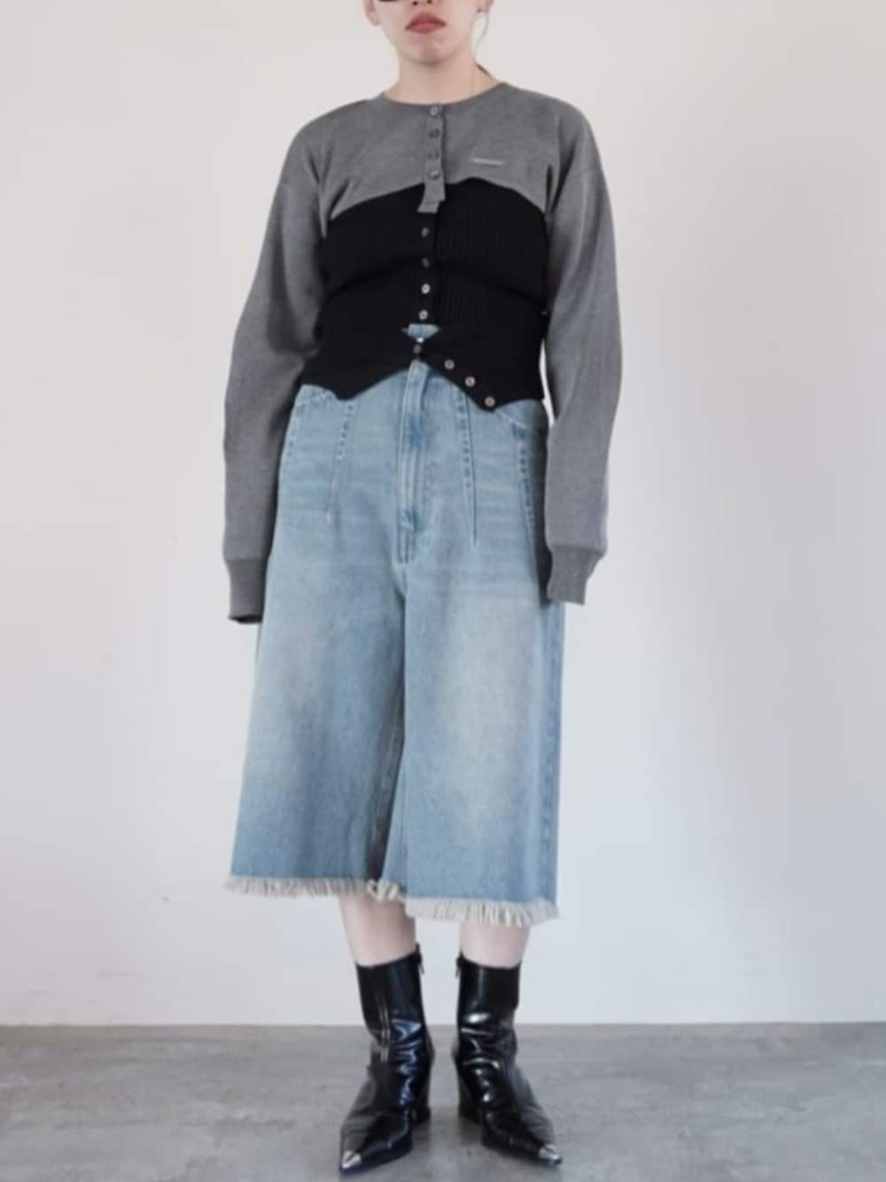 「prankproject、プランクプロジェクト、デニム、ショーツ、ショーツスタイル、ハーフパンツ、ボレロ、ボレロカーデ、ボレロカーディガン、ボレロニット」｜「PRANK PROJECTの【24AUTUMN PRE ORDER】ポインテッドショートブーツ / Pointed Short Boots（ブーツ、ブラック系）」を使った、PRANK PROJECTさん（レディース・158cm）の冬コーディネートの1枚目の写真