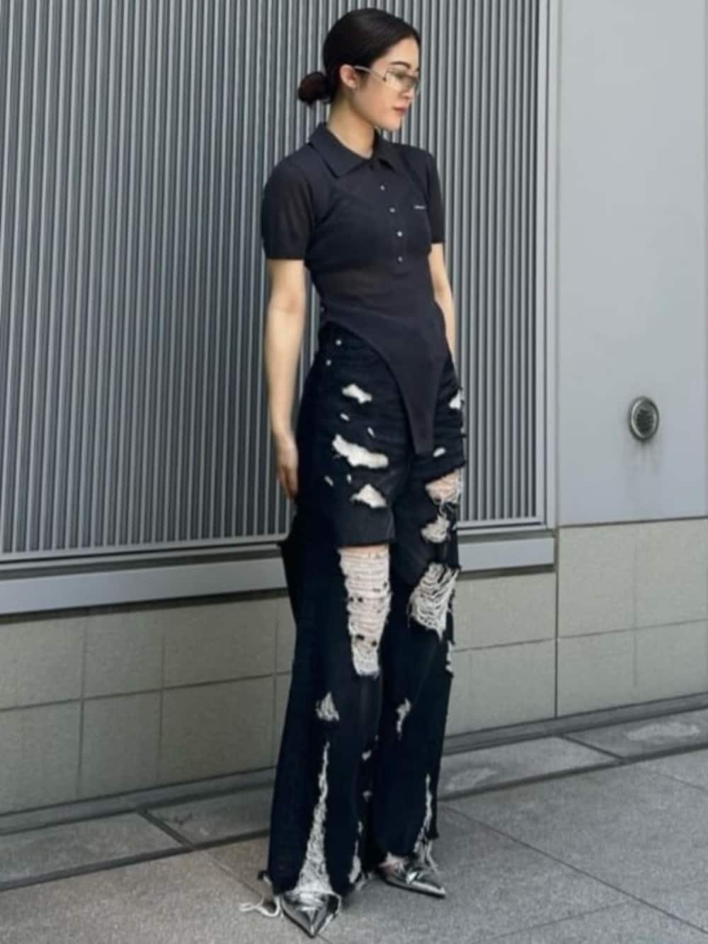 「prankproject、プランクプロジェクト、ブラックコーデ、モード、ダメージデニム、ダメージデニムパンツ」｜「PRANK PROJECTの【24SPRING PRE ORDER】Tストラップストレッチサンダル / T-Strap Stretch Sandals（サンダル、シルバー系）」を使った、PRANK PROJECTさん（レディース・162cm）の夏コーディネートの1枚目の写真