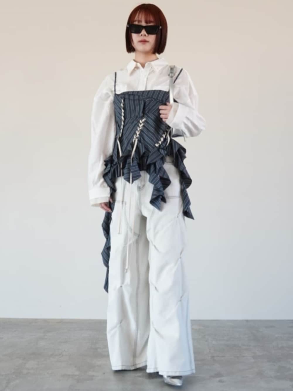 シルバー系のパンプス、ホワイト系のデニムパンツ、ブルー系のその他トップスを着用したレディースの冬コーディネートの1枚目の写真