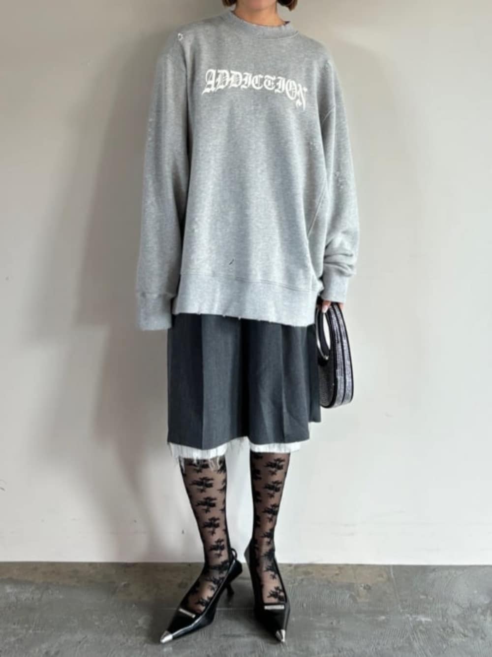 「prankproject、プランクプロジェクト、スウェット、スウェットコーデ、ハーフパンツ」｜「PRANK PROJECTのフラワーモチーフレースタイツ / Flower Motif Lace Tights（タイツ/ストッキング、ブラック系）」を使った、PRANK PROJECTさん（レディース・167cm）の秋コーディネートの1枚目の写真