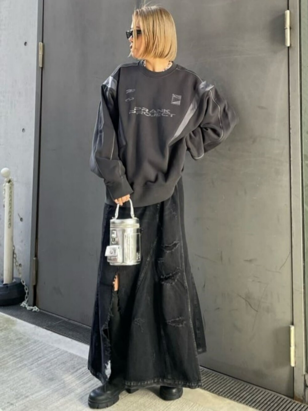 「prankproject、プランクプロジェクト、スポーツMIX、ブラックコーデ」｜「PRANK PROJECTの【23WINTER PRE ORDER】モトクロスプリントオーバースエット/Motocross Printed Over Sweatshirts（スウェット、グレー系）」を使った、PRANK PROJECTさん（レディース・167cm）の秋コーディネートの1枚目の写真