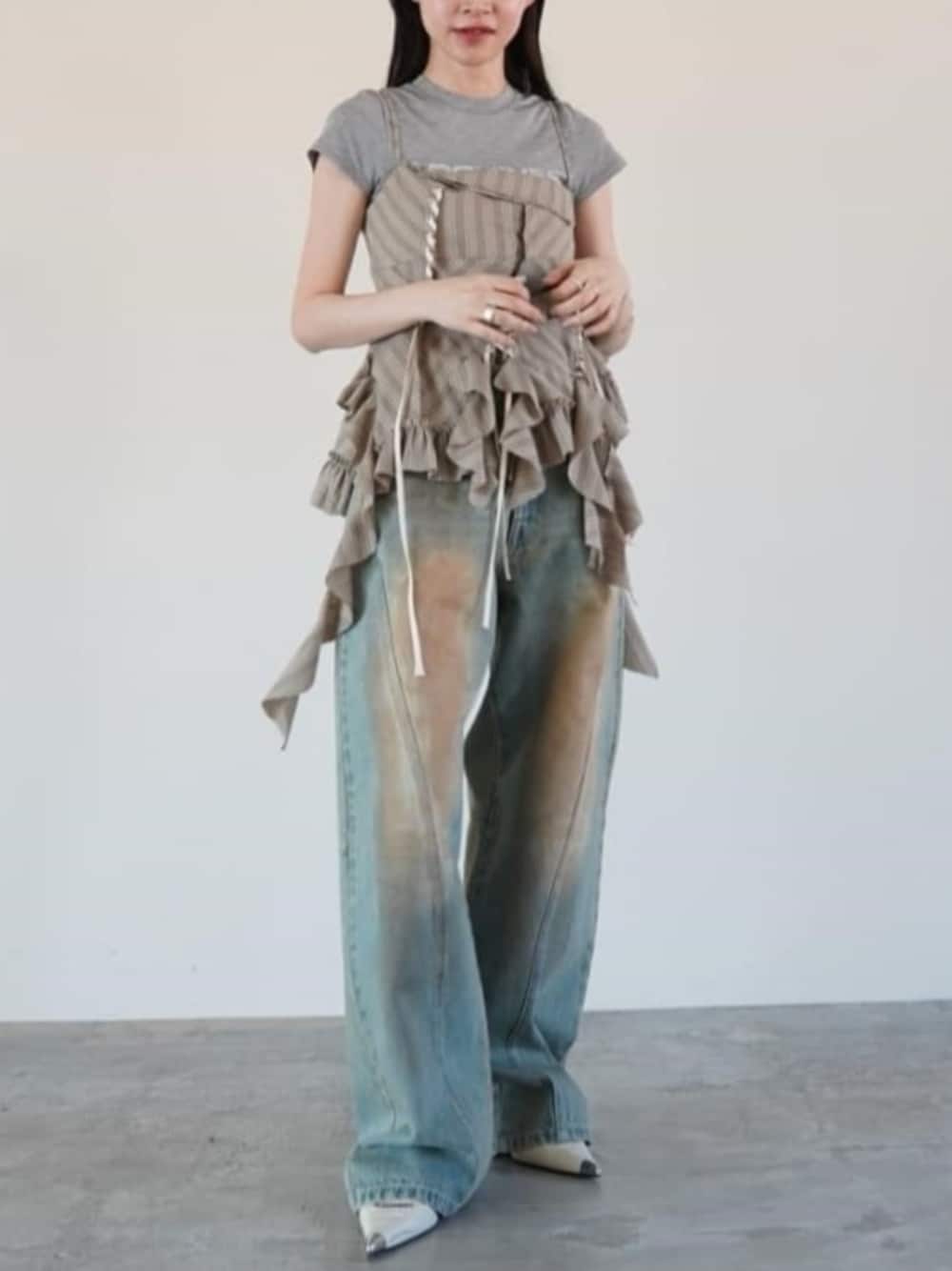 ベージュ系のその他トップス、ブルー系のデニムパンツを着用したレディースの冬コーディネートの1枚目の写真