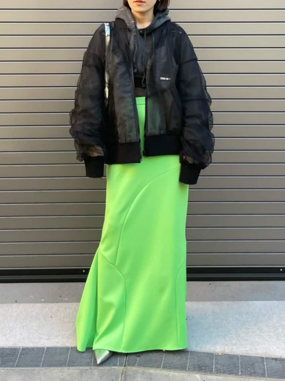 「prankproject、プランクプロジェクト、グリーンコーデ、スカートスタイル」｜「PRANK PROJECTの【24SPRING PRE ORDER】チュールボンバージャケット / Tulle Bomber Jacket（ブルゾン、ブラック系）」を使った、PRANK PROJECTさん（レディース・156cm）の冬コーディネートの1枚目の写真