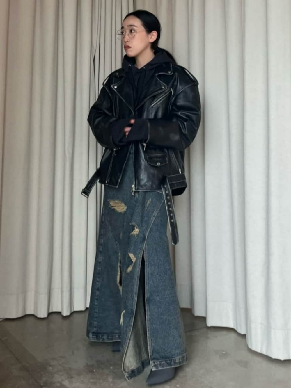 「prankproject、プランクプロジェクト、ビッグシルエット、スポーツミックス、ライダース、ライダースジャケット、パーカー、パーカーコーデ」｜「PRANK PROJECTの【23AUTUMN先行予約商品】ラブオフCOWクラッシュレザーライダースジャケット / Rub Off COW Crushed Leather Riders Jacket（ライダースジャケット、ブラック系）」を使った、PRANK PROJECTさん（レディース・158cm）の秋コーディネートの1枚目の写真