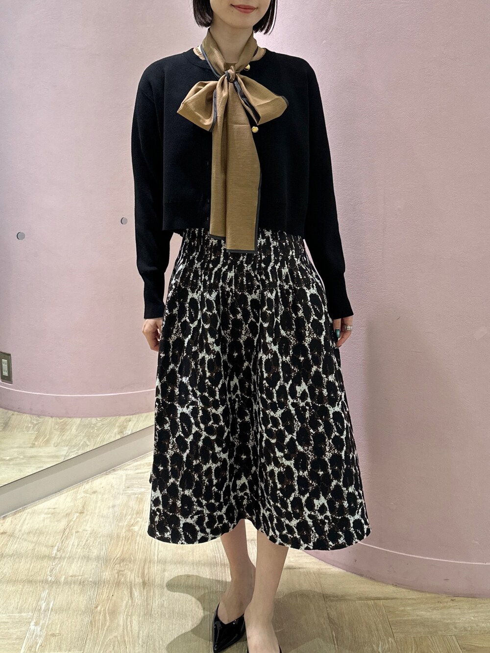 「ノーリーズ、NOLLEY'S、レオパード、秋コーデ、秋のコーデ、お出かけコーデ、カーディガン、オトナ女子、オトナカワイイ、初秋コーデ、おでかけコーデ、スカート、ショートカーディガン、ブラックコーデ、大人コーデ」｜「NOLLEY’S Sophiのスムース編みショート丈カーディガン（カーディガン/ボレロ、ブラック系）」を使った、nanaさん（レディース・163cm）の夏コーディネートの1枚目の写真