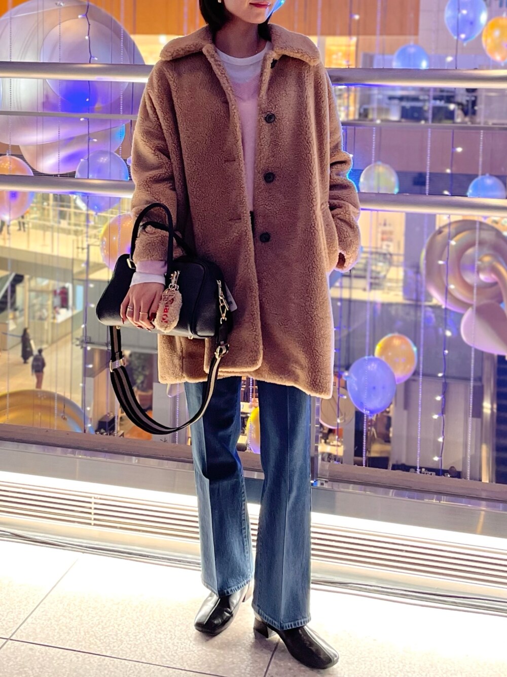 「ノーリーズ、NOLLEY'S、冬コーデ、アウター、冬服、大人コーデ、コート、ボストンバッグ、ベージュ、キャメル、デニム、デニムコーデ、冬アウター、クリスマスに着たい服、もこもこ」｜「Traditional Weatherwearの【TRADITIONAL WEATHERWEAR】NOLLEYS別注 MALTON ECO FURブルゾン（ダッフルコート、イエロー系）」を使った、nanaさん（レディース・163cm）の冬コーディネートの1枚目の写真