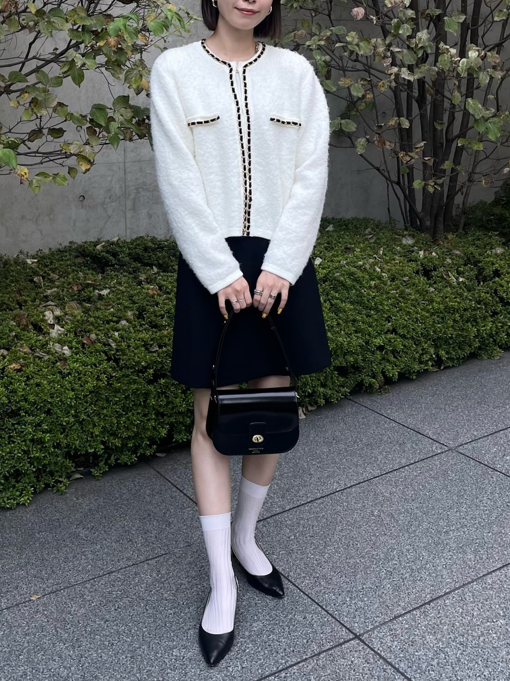 「ノーリーズ、NOLLEY'S、ジャケット、ニットジャケット、ミニスカート、スカート、モノトーン、モノトーンコーデ、オトナ女子、オトナカワイイ、きれいめカジュアル、キレイめ、ソックス×パンプス、ミュール、秋コーデ」｜「NOLLEY’Sの＜飯豊まりえさん着用＞チェーンブレードフワフワジャケット 24AW（カーディガン/ボレロ、ホワイト系）」を使った、nanaさん（レディース・163cm）の秋コーディネートの1枚目の写真