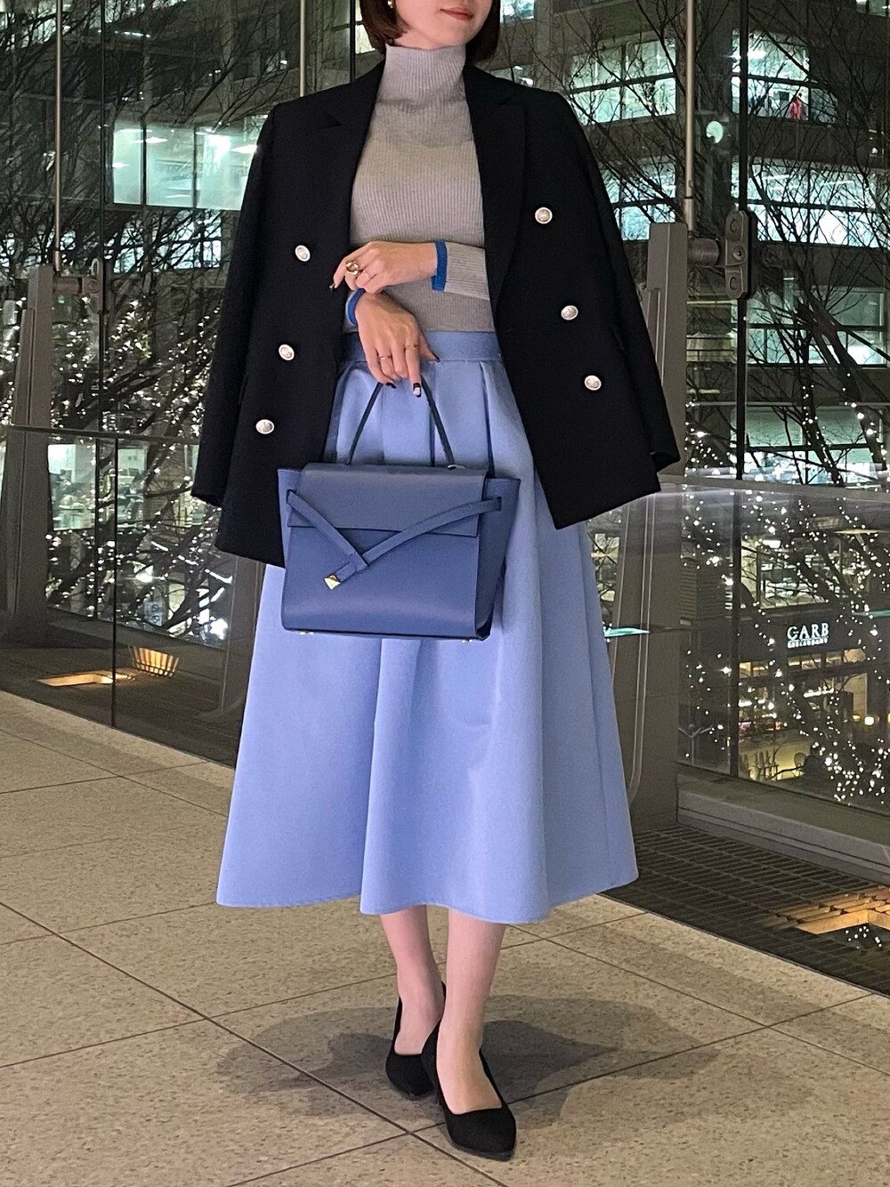 「タートルネック、大人可愛い、大人ファッション、春カラー、きれいめコーデ、キレイめコーデ、レディースファッション、ノーリーズ、オフィスカジュアル、オフィススタイル、お仕事、キレイめ、きれいめ、フレアスカート、スカート」｜「NOLLEY’Sのウォッシャブルタックフレアスカート（スカート、ブルー系）」を使った、nanaさん（レディース・163cm）の冬コーディネートの1枚目の写真