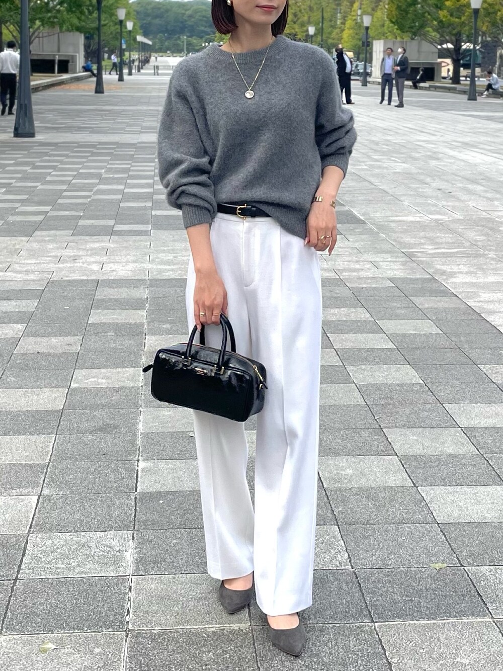 「ノーリーズ、NOLLEY'S、ニット、ヘアリーニット、グレー、グレーのニット、冬コーデ、モノトーン、ワイド、ワイドパンツ、パンツスタイル、パンツコーデ、白パンツ、カジュアル、きれいめカジュアル」｜「NOLLEY’S Sophiのカシミヤ混ヘアリー2WAYプルオーバーニット（ニット/セーター、グレー系）」を使った、nanaさん（レディース・163cm）の冬コーディネートの1枚目の写真