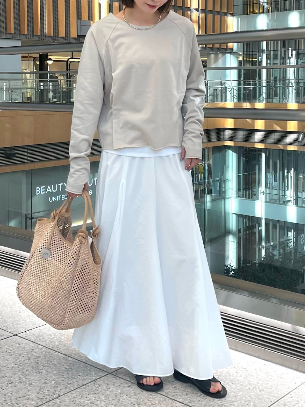 「NOLLEY'S、ノーリーズ、オトナ女子、ゆるコーデ、キレイめ、オトナカジュアル、春服、カジュアルスタイル、ママファッション、かごバッグ、春、春コーデ、春夏コーデ、ベージュ、ワントーンコーデ」｜「NOLLEY’Sのタンク付きレイヤードプルオーバー（Tシャツ/カットソー、ベージュ系）」を使った、nanaさん（レディース・163cm）の春コーディネートの1枚目の写真