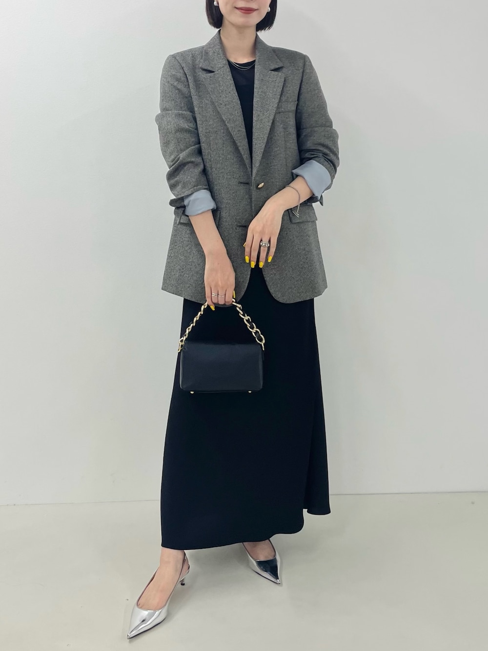 「ノーリーズ、NOLLEY'S、ワンピース、キャミワンピ、きれいめ、キレイめ、お出かけコーデ、オフィスカジュアル、秋服、ジャケット、休日スタイル、きれいめコーディネート、リブニット、ブラック、ブラックコーデ」｜「NOLLEY’S Sophiのラメ混ツイードオーバージャケット（テーラードジャケット、グレー系）」を使った、nanaさん（レディース・163cm）の夏コーディネートの1枚目の写真
