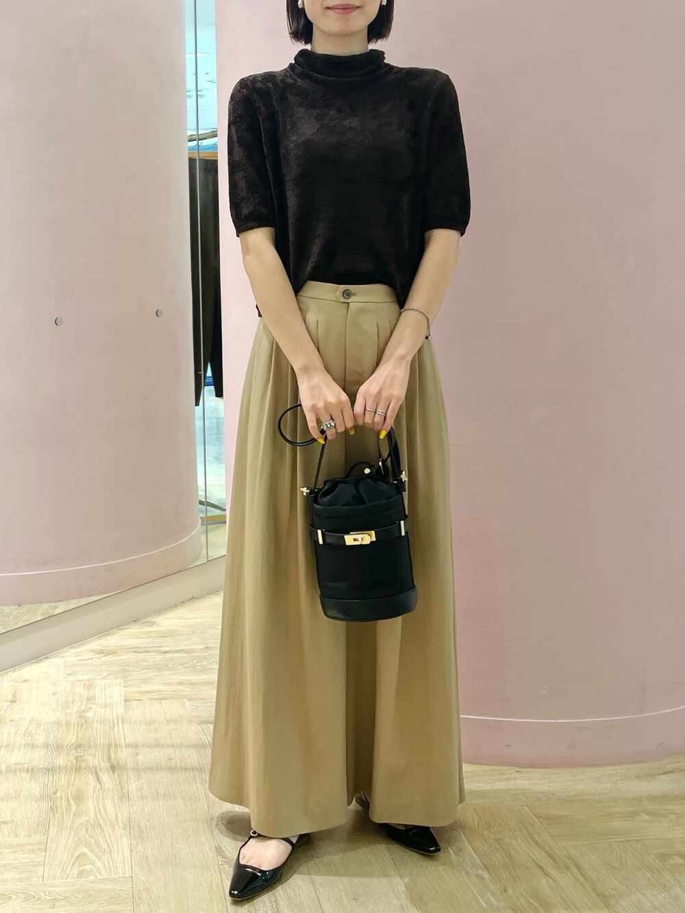 「NOLLEY'S、ノーリーズ、秋コーデ、秋のコーデ、ワントーンコーデ、ベージュ、お出かけコーデ、ワイドパンツ、パンツスタイル、大人カジュアル、きれいめカジュアル、オトナ女子、パンプス、ブラウン、ブラウンコーデ」｜「NOLLEY’Sの《手洗い可能》シアーモール5分袖プルオーバーニット（ニット/セーター、ブラウン系）」を使った、nanaさん（レディース・163cm）の夏コーディネートの1枚目の写真
