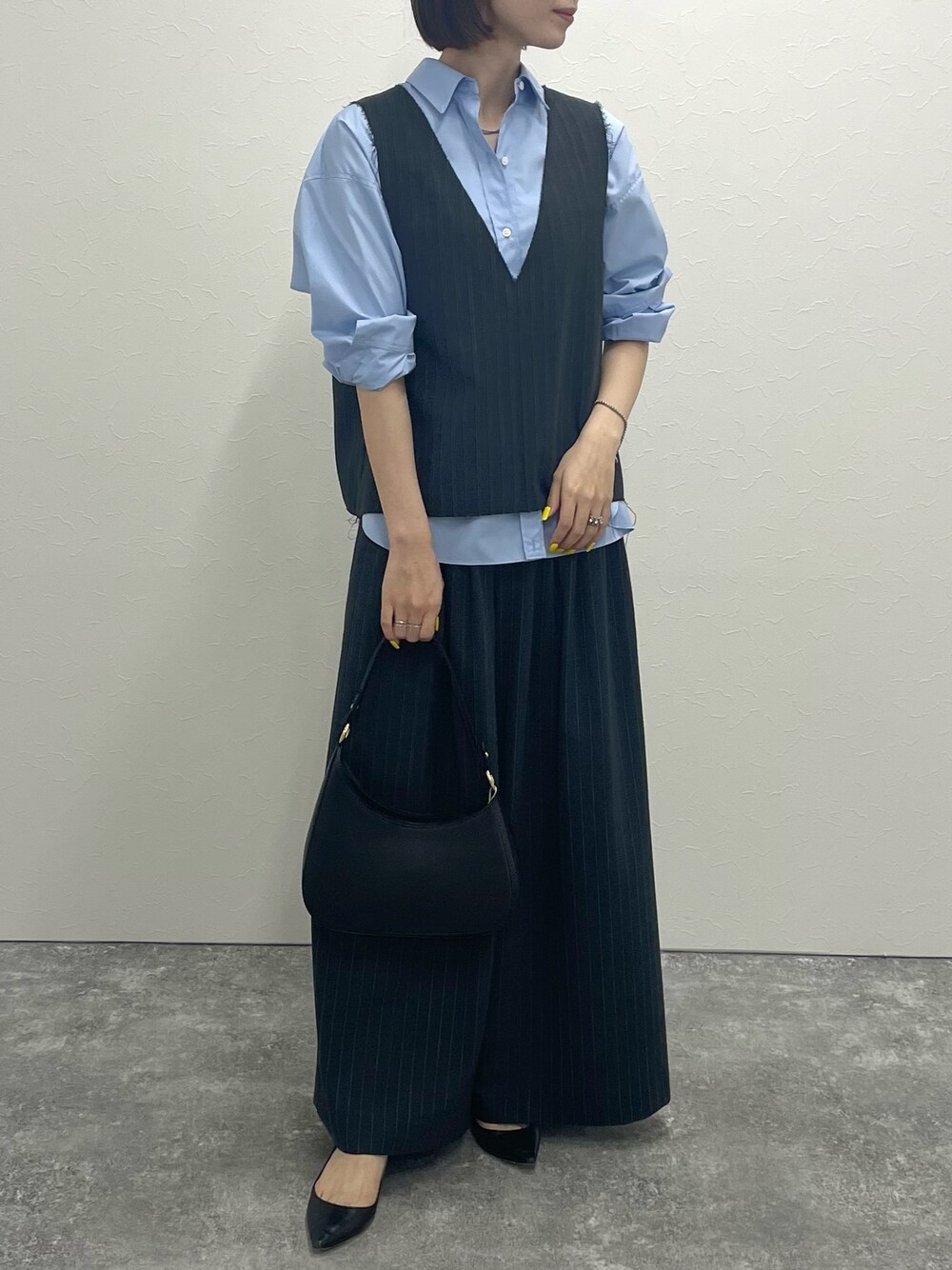 「レイヤードスタイル、ノーリーズ、NOLLEY'S、ベスト、ベスト×シャツ、ワイドパンツ、セットアップ、リラックススタイル、オトナカジュアル、きれいめカジュアル、カジュアル、シャツスタイル、シャツ、お出かけコーデ、秋コーデ」｜「NOLLEY’Sの《セットアップ対応》ウォッシャブルMannish 2WAYベスト（ベスト、ブラック系）」を使った、nanaさん（レディース・163cm）の夏コーディネートの1枚目の写真