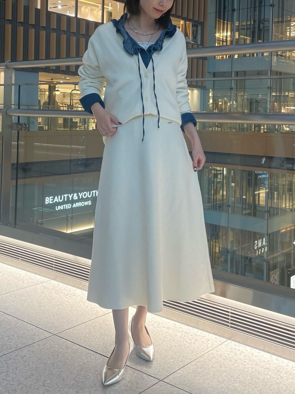 「お出かけコーデ、大人女子、着回しコーデ、大人ファッション、デニムコーデ、春、シンプルコーデ、デニム、スウェット、オトナカジュアル、キレイめ、カーディガン、ノーリーズ、デニムシャツ、スカート」｜「NOLLEY’Sの《手洗い可能》スエット風ニットVネックカーディガン（カーディガン/ボレロ、ホワイト系）」を使った、nanaさん（レディース・163cm）の冬コーディネートの1枚目の写真