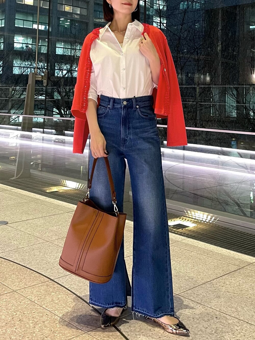 「ノーリーズ、NOLLEY'S、春、春コーデ、春色、春服、デニム、デニムパンツ、シャツ、シャツスタイル、シャツコーデ、赤、きれいめカジュアル、カジュアル、カジュアルコーデ」｜「Rie Millerの【RM denim】スリットフレアハイウエストデニム（デニムパンツ、ブルー系）」を使った、nanaさん（レディース・163cm）の春コーディネートの1枚目の写真