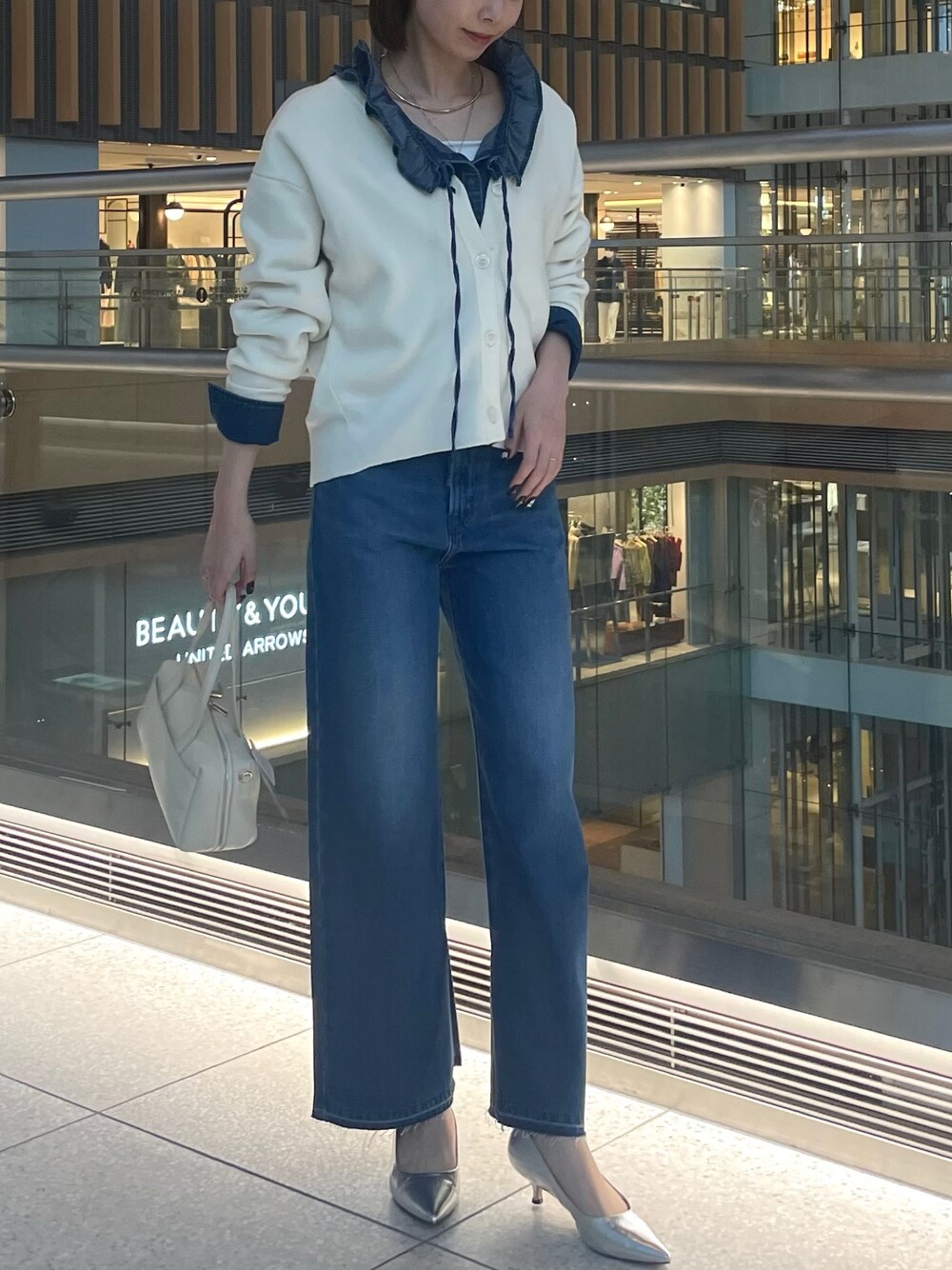 「デニム、デニムパンツ、デニムコーデ、デニムシャツ、ノーリーズ、きれいめカジュアル、カジュアル、カジュアルスタイル、カジュアルコーデ、カーディガン、春、春コーデ、お出かけコーデ、大人女子、大人ファッション」｜「NOLLEY’Sの《手洗い可能》スエット風ニットVネックカーディガン（カーディガン/ボレロ、ホワイト系）」を使った、nanaさん（レディース・163cm）の冬コーディネートの1枚目の写真