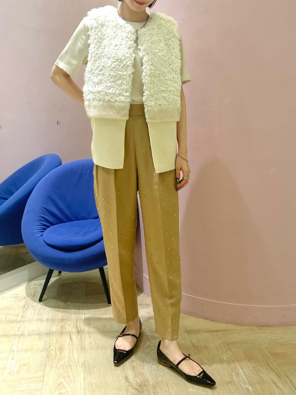 「ジレ、ファージレ、ベスト、パンツスタイル、パンツコーデ、ノーリーズ、NOLLEY'S、ワントーン、ベージュ、ベージュコーデ、大人カジュアルコーデ、オトナ女子、秋先取りコーデ、秋コーデ、秋のコーデ」｜「NOLLEY’Sのエコファー切り替えニットジレ（ベスト、ホワイト系）」を使った、nanaさん（レディース・163cm）の夏コーディネートの1枚目の写真