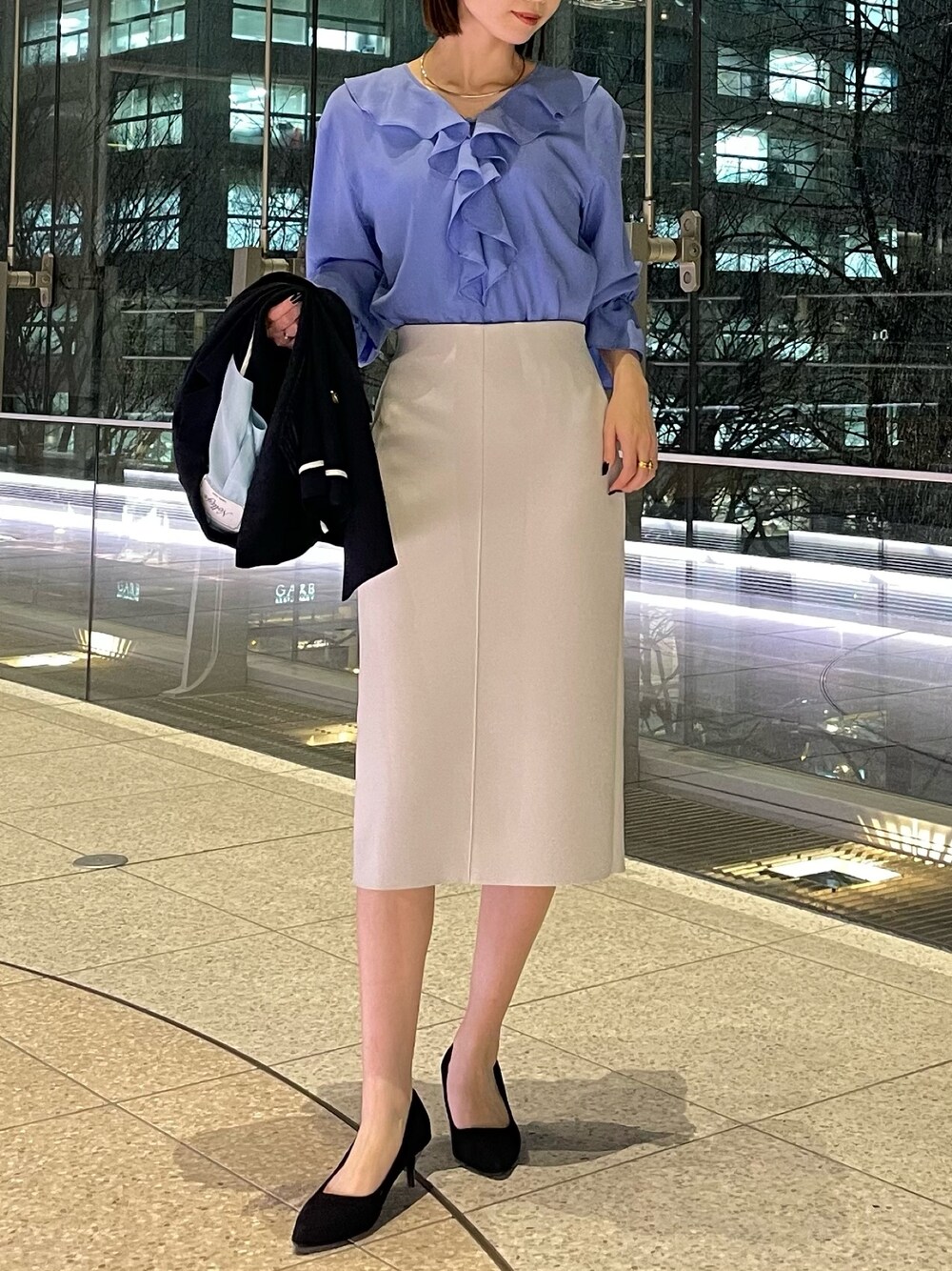 「お仕事コーデ、オフィスカジュアル、オフィススタイル、NOLLEY'S、ノーリーズ、タイトスカート、スカート、春、春コーデ、春アウター、春色、春服、ブルー、ブルーコーデ、ブラウス」｜「NOLLEY’Sのラッフル衿とろみブラウス（シャツ/ブラウス、ブルー系）」を使った、nanaさん（レディース・163cm）の春コーディネートの1枚目の写真