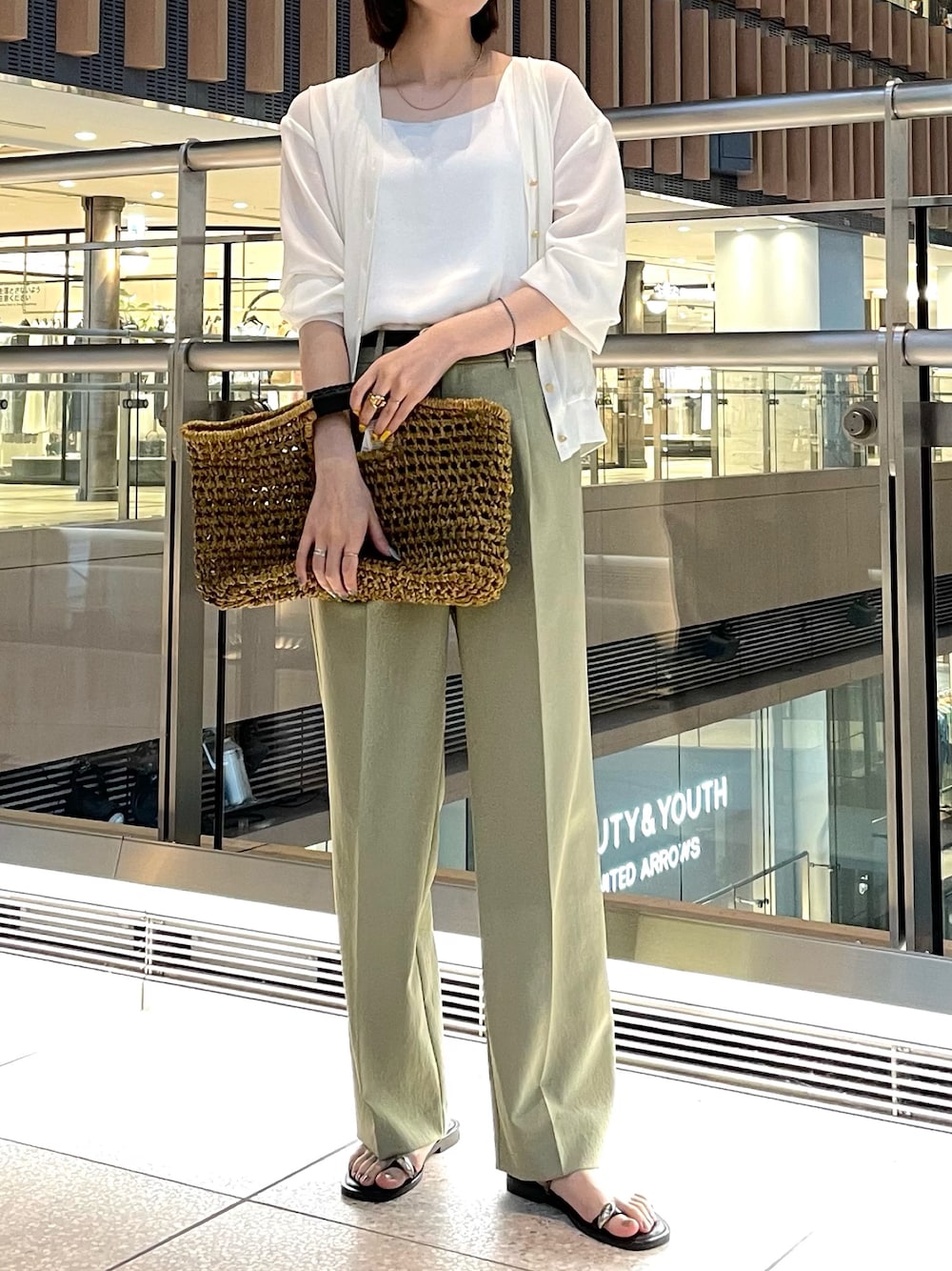 「ワイドパンツ、サンダル、シアートップス、シアーシャツ、シアー、カーディガン、カーキ、きれいめカジュアル、キレイめ、きれいめ、キレイめカジュアル、NOLLEY'S、ノーリーズ、グリーン、夏コーデ」｜「NOLLEY’Sの《手洗い可能》サテン×ベア天2WAYタンクトップ（タンクトップ、ホワイト系）」を使った、nanaさん（レディース・163cm）の春コーディネートの1枚目の写真