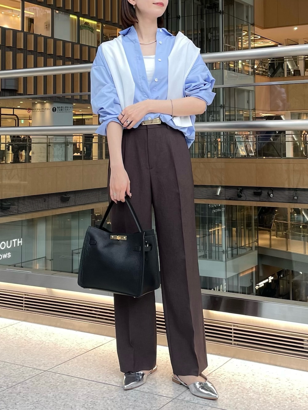 「ノーリーズ、NOLLEY'S、シャツ、シャツスタイル、シャツコーデ、ワイド、ワイドパンツ、カジュアルスタイル、オフィスカジュアル、きれいめカジュアル、キレイめ、きれいめ、ブルーシャツ、オフィススタイル、オトナカジュアル」｜「NOLLEY’Sのショートシャツ（シャツ/ブラウス、ブルー系）」を使った、nanaさん（レディース・163cm）の春コーディネートの1枚目の写真