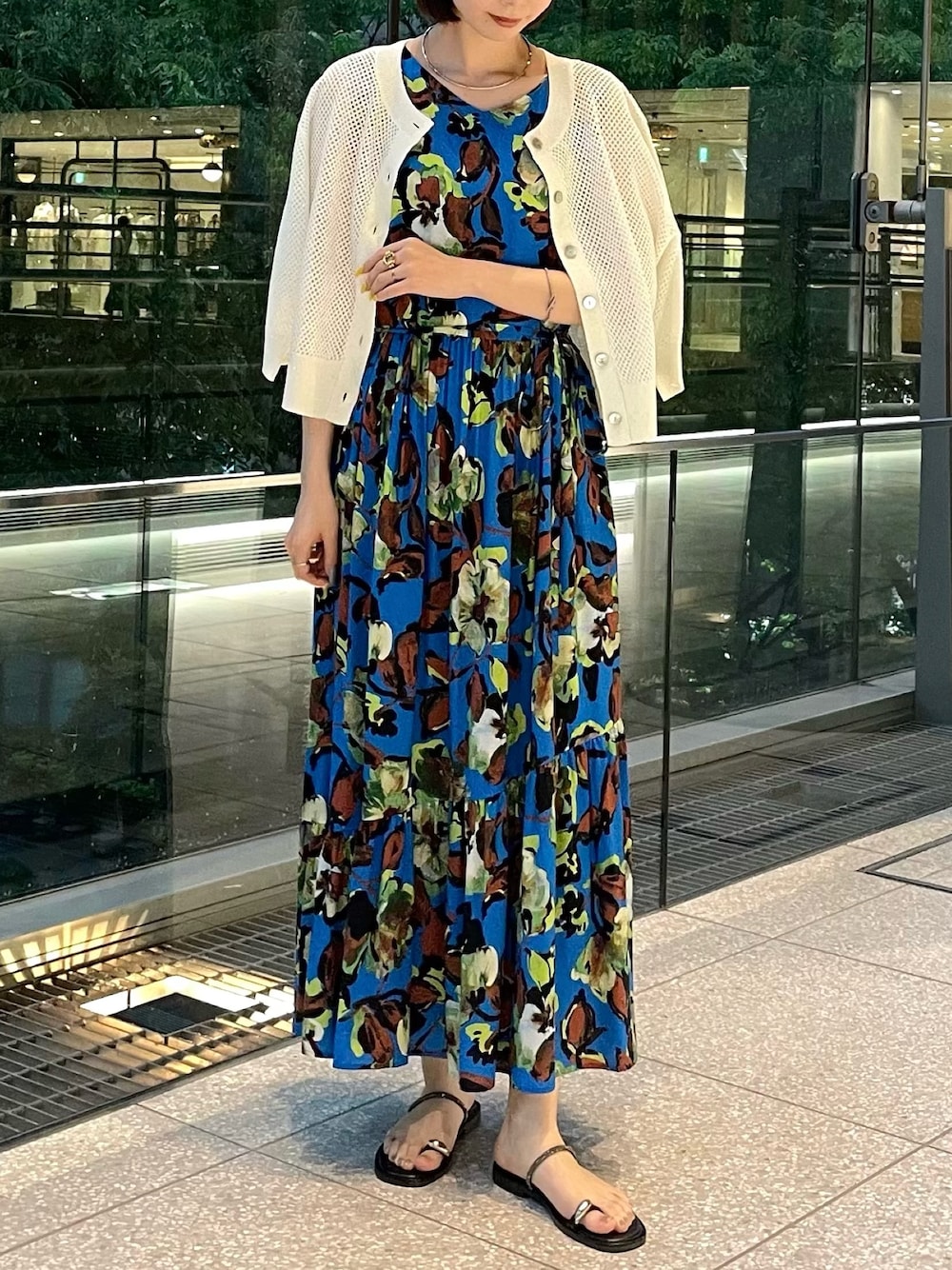 「花柄、花柄ワンピース、ワンピース、ワンピーススタイル、夏、夏コーデ、メッシュ、カーディガン、カーディガンコーデ、青、サンダル、楽チンコーデ、ノーリーズ、NOLLEY'S、オトナカジュアル」｜「NOLLEY’Sの《手洗い可能》スパンコールメッシュ5分袖カーディガン（カーディガン/ボレロ、ホワイト系）」を使った、nanaさん（レディース・163cm）の春コーディネートの1枚目の写真