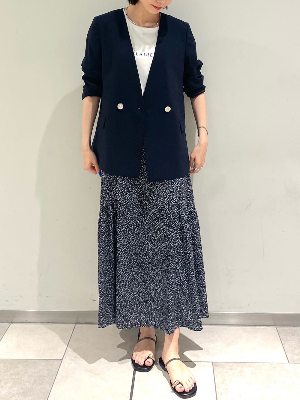 「ジャケット、夏コーデ、ノーリーズ、NOLLEY'S、花柄、花柄スカート、スカート、スカートスタイル、きれいめカジュアル、キレイめ、オトナカジュアル、オトナカワイイ、Tシャツ、ジャケットスタイル、おでかけコーデ」｜「NOLLEY’Sの《セットアップ対応》ウォッシャブルドライトロピカルVネックダブルジャケット（ノーカラージャケット、ブルー系）」を使った、nanaさん（レディース・163cm）の夏コーディネートの1枚目の写真