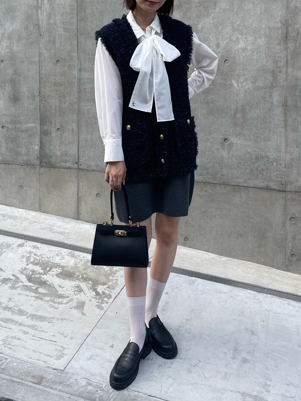 「秋コーデ、リボン、ノーリーズ、NOLLEY'S、ミニスカート、スカート、オトナ女子、オトナカワイイ、秋のコーデ、大人可愛い、ローファー、きれいめカジュアル、シャツスタイル、ベスト、ブラウス」｜「NOLLEY’Sの＜飯豊まりえさん着用＞リボンタイ パール釦シャツ（シャツ/ブラウス、ホワイト系）」を使った、nanaさん（レディース・163cm）の秋コーディネートの1枚目の写真