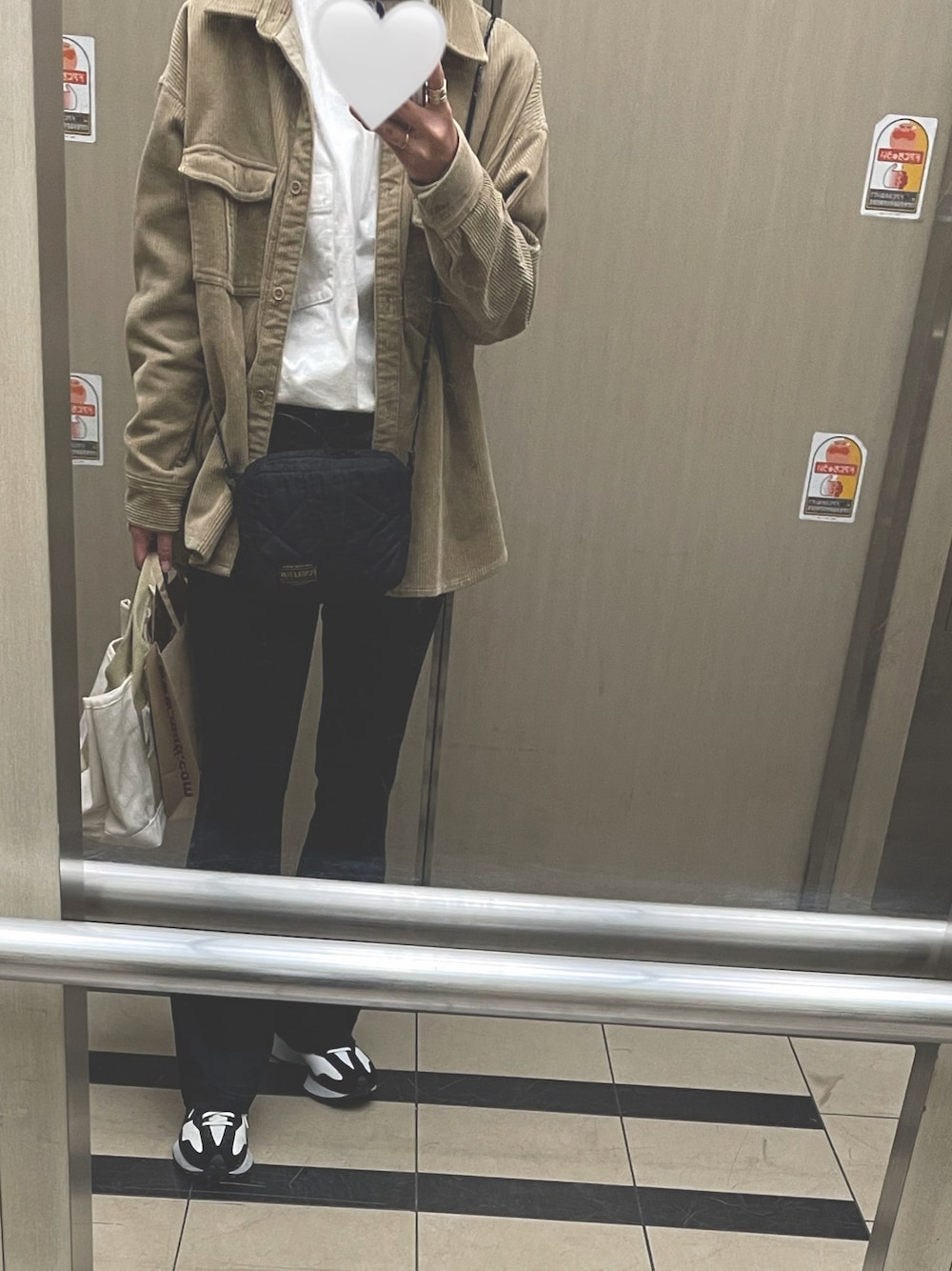 「休日コーデ、着回しコーデ、リラックススタイル、パンツコーデ、シンプルコーデ、ロンT、UNIQLO、ユニクロ、エレベーター」｜「UNIQLOのクルーネックＴ（長袖）（Tシャツ/カットソー、ホワイト系）」を使った、はるさん（レディース・159cm）の春コーディネートの1枚目の写真