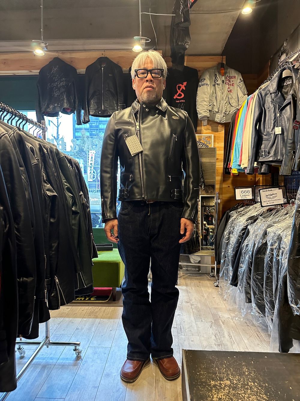 「SUGAR CANEのアイテム（デニムパンツ、ブルー系）」を使った、杉澤俊哉さん（メンズ・179cm）の冬コーディネートの1枚目の写真