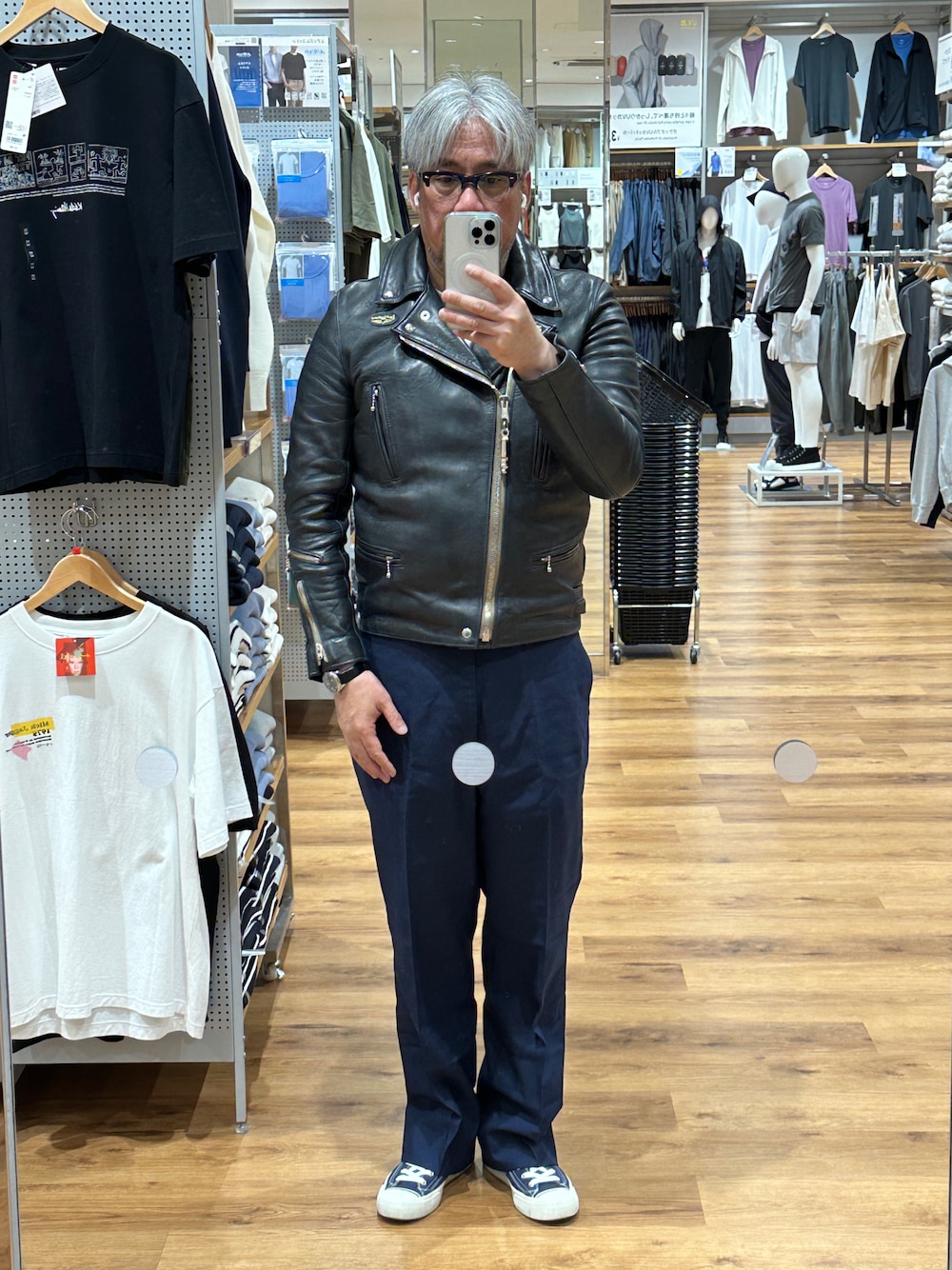 「Lewis Leathersのアイテム（ライダースジャケット、ブルー系）」を使った、杉澤俊哉さん（メンズ・179cm）の春コーディネートの1枚目の写真