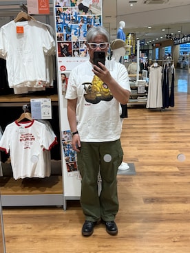 「Design Tshirts Store graniph（デザイン　ティーシャツ　ストア　グラニフ）のアイテム（Tシャツ/カットソー）」を使った、杉澤俊哉さん（メンズ・179cm・50代）の夏コーディネート