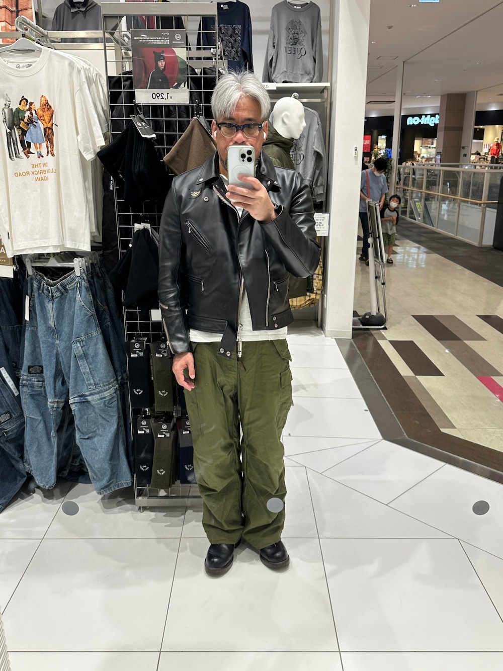「Lewis Leathersのアイテム（ライダースジャケット、ブラック系）」を使った、杉澤俊哉さん（メンズ・179cm）の秋コーディネートの1枚目の写真