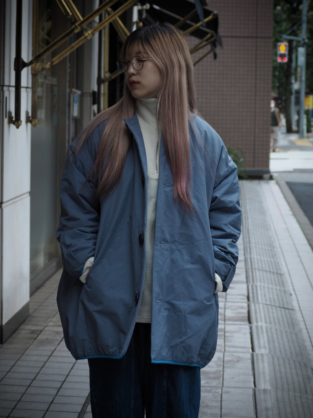 ホワイト系のその他トップス、ブルー系のデニムパンツ、ブルー系のチェスターコートを着用したレディースの秋コーディネートの1枚目の写真