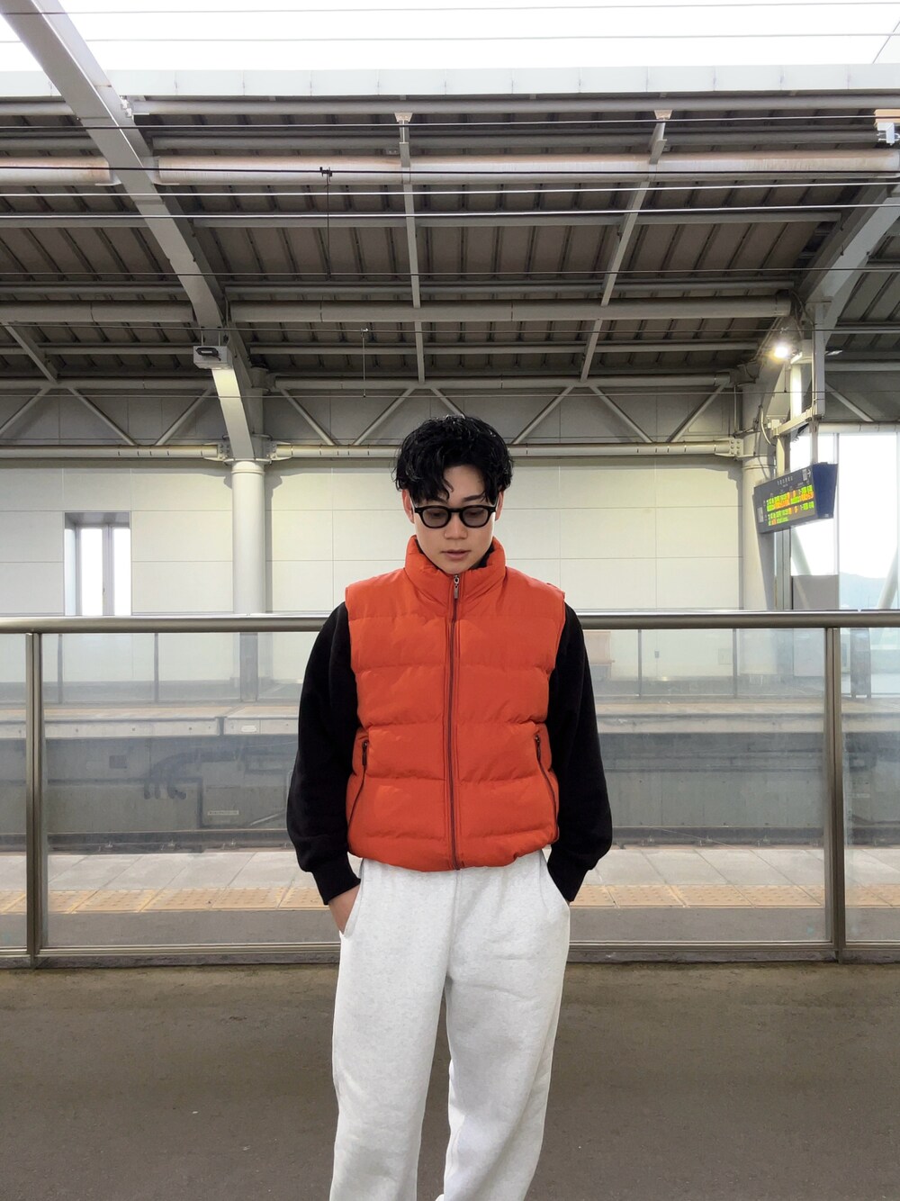 「春コーデ、ベストコーデ、スウェットコーデ」｜「GUのアイテム（スウェット、ブラック系）」を使った、yuyaさん（メンズ・163cm）の春コーディネートの1枚目の写真