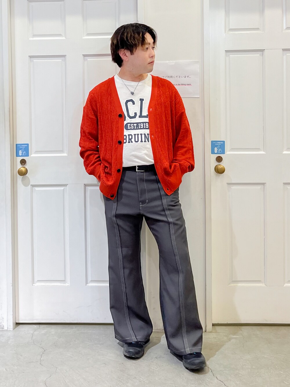「大人コーデ、オトナカジュアル、キレイめ、カーディガン、シンプルコーデ、カジュアルコーデ、スニーカー、カレッジロゴ、Tシャツ、フレアパンツ、ワイドパンツ、ブラック、春夏コーデ、夏コーデ、春コーデ」｜「JUNREDのセンターフリンジスーパーフレアパンツ（その他パンツ、グレー系）」を使った、モリー(相互フォロー)さん（メンズ・175cm）の春コーディネートの1枚目の写真