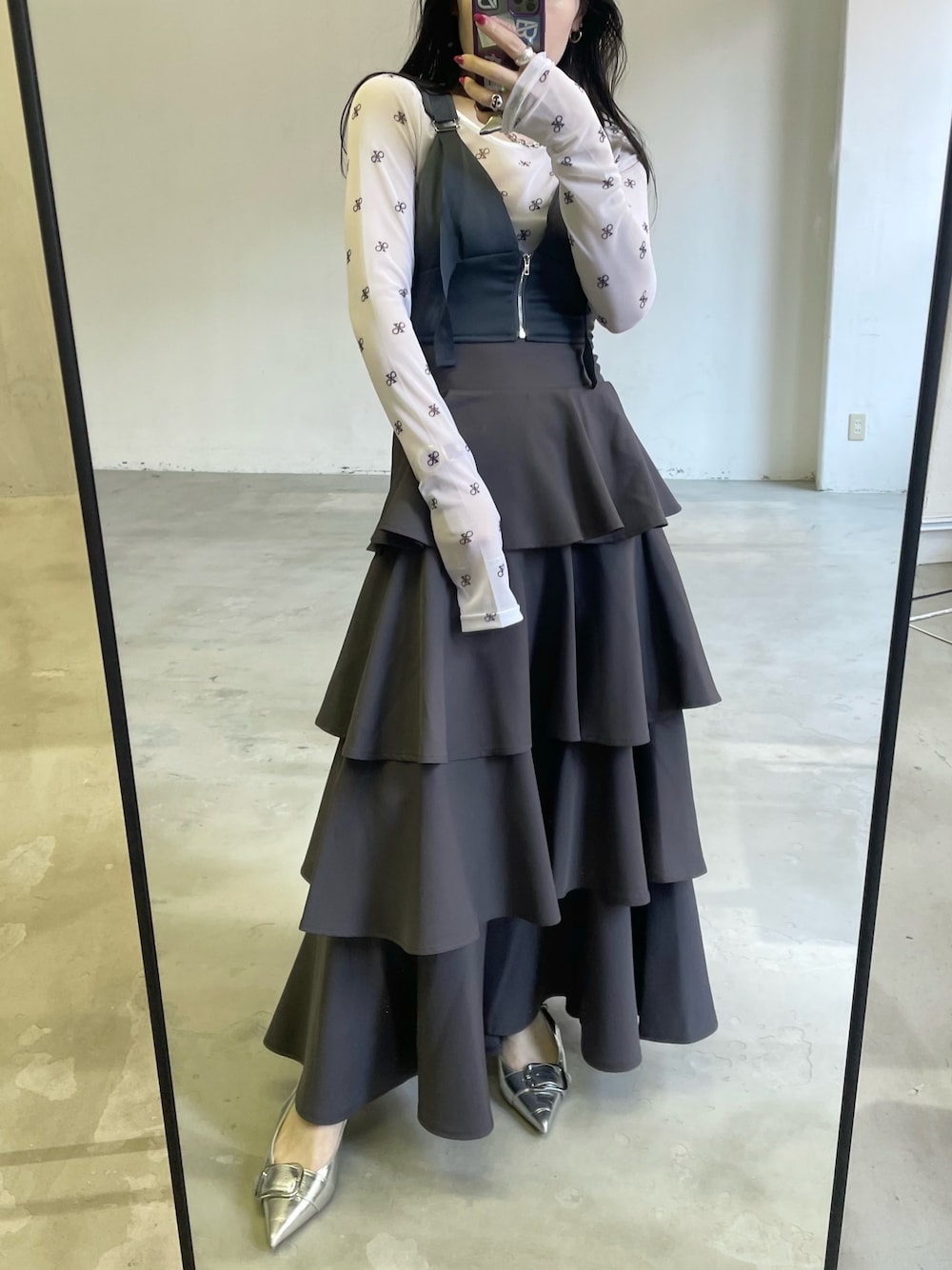 「春のNewスタイル、休日スタイル、プチプラ、低身長女子、ボディスーツ、ビスチェ、ティアードスカート、低身長、低身長コーデ、グレー、骨格ナチュラル、violetta、モノグラム、シアートップス、春コーデ」｜「VIOLETTAのモノグラム柄シアーボディスーツ（その他トップス、ホワイト系）」を使った、moeko0212さん（レディース・153cm）の春コーディネートの1枚目の写真