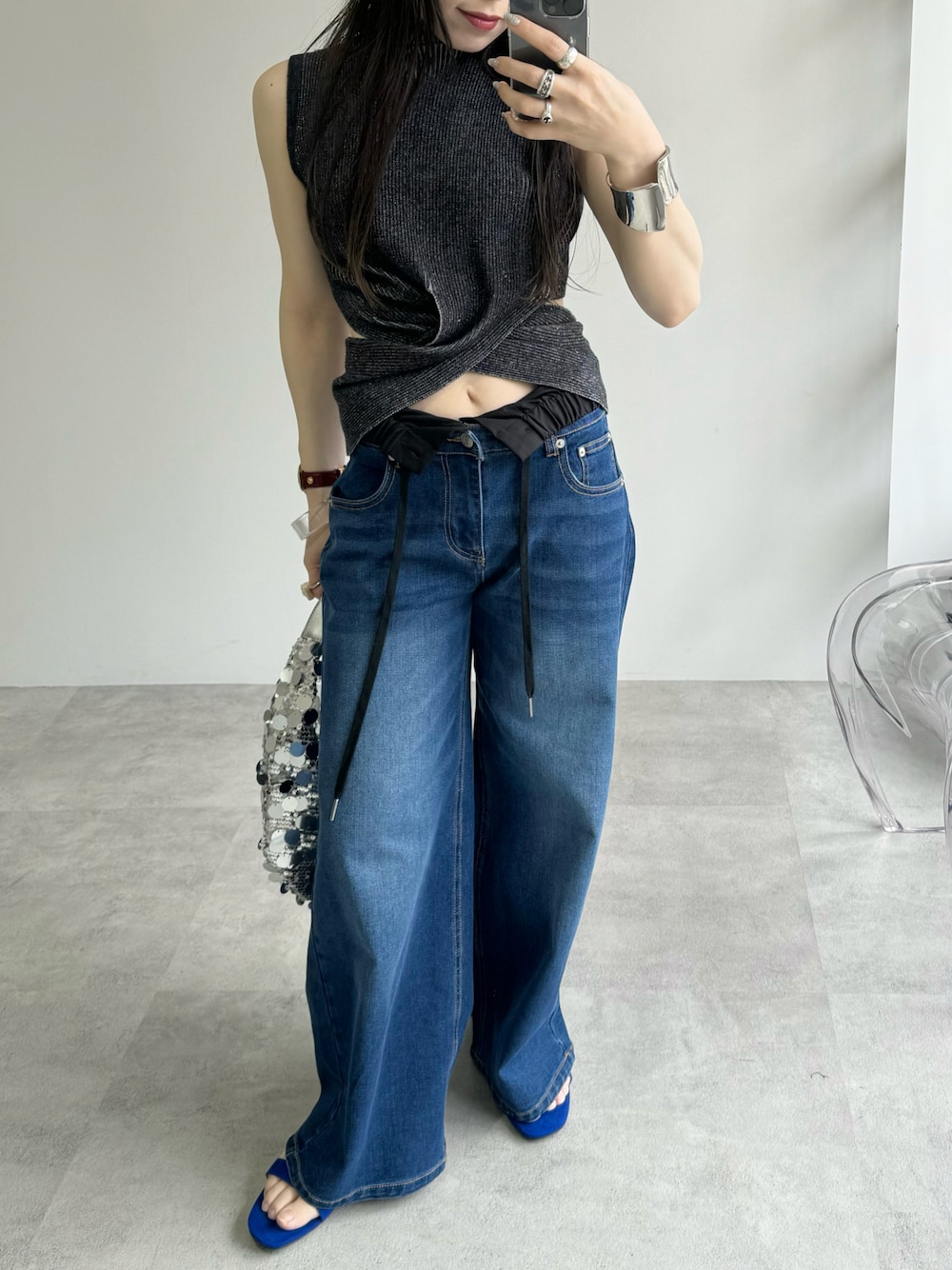 「プチプラ、デニム、デニムパンツ、デニムコーデ、肌見せ、きれいめカジュアル、ノースリーブ、30代コーデ、低身長コーデ、骨格ナチュラル、ワイドデニム、夏」｜「VIOLETTAのノースリカシュクール配色リブニット（ニット/セーター、ブラック系）」を使った、moeko0212さん（レディース・153cm）の夏コーディネートの1枚目の写真