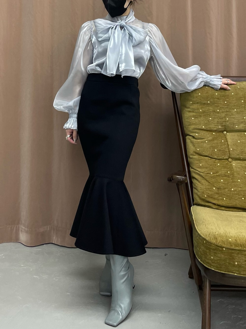 「153cm、低身長、低身長コーデ、ブラウス、オーガンジー、マーメイドスカート、タイトスカート、ロングスカート、リボン、リボンブラウス、春コーデ、キレイめ、30代、30代コーデ、甘め」｜「VIOLETTAのオーガンジーリボンブラウス（シャツ/ブラウス、グレー系）」を使った、moeko0212さん（レディース・153cm）の春コーディネートの1枚目の写真