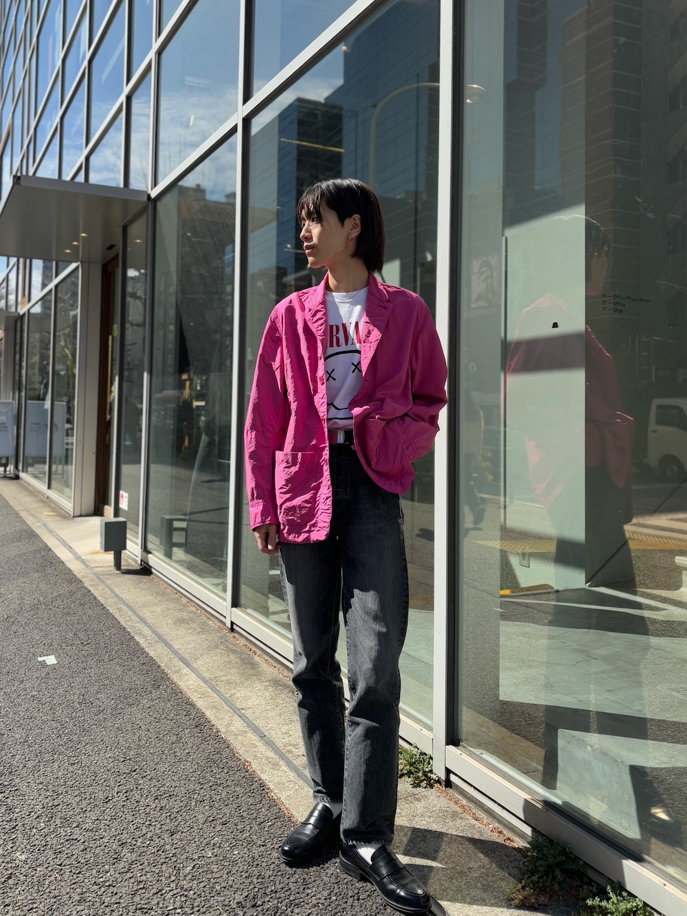 「ロンT、シャツスタイル、今日のコーデ、キレイめカジュアル、メンズコーデ、春アウター、おしゃれさんと繋がりたい、カジュアルコーデ、休日スタイル、メンズファッション、outfit、キレイめ、ローファー、古着、春服みてみて」｜「NOLLEY’Sの【D.C.WHITE/ディーシーホワイト】Tailored Coverall（テーラードジャケット、ピンク系）」を使った、やまだ りさん（メンズ・173cm）の春コーディネートの1枚目の写真