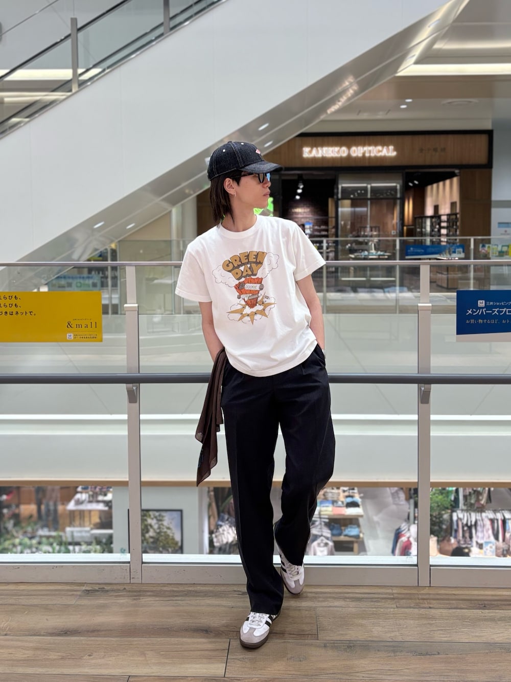 「白シャツ、モノトーン、アメカジ、白Tシャツ、初夏コーデ、夏コーデ、ファッションを楽しもう、夏だ！Tシャツ着よう！、お洒落さんとつながりたい、Tシャツコーデ、春服、お出かけコーデ、気温25度から29度、大学生、気温30度以上」｜「GOOD ROCK SPEEDの【GOOD ROCK SPEED】別注 アーティスト/キャラクター/企業 プリントTシャツ 25SS（Tシャツ/カットソー、ホワイト系）」を使った、やまだ りさん（メンズ・173cm）の夏コーディネートの1枚目の写真
