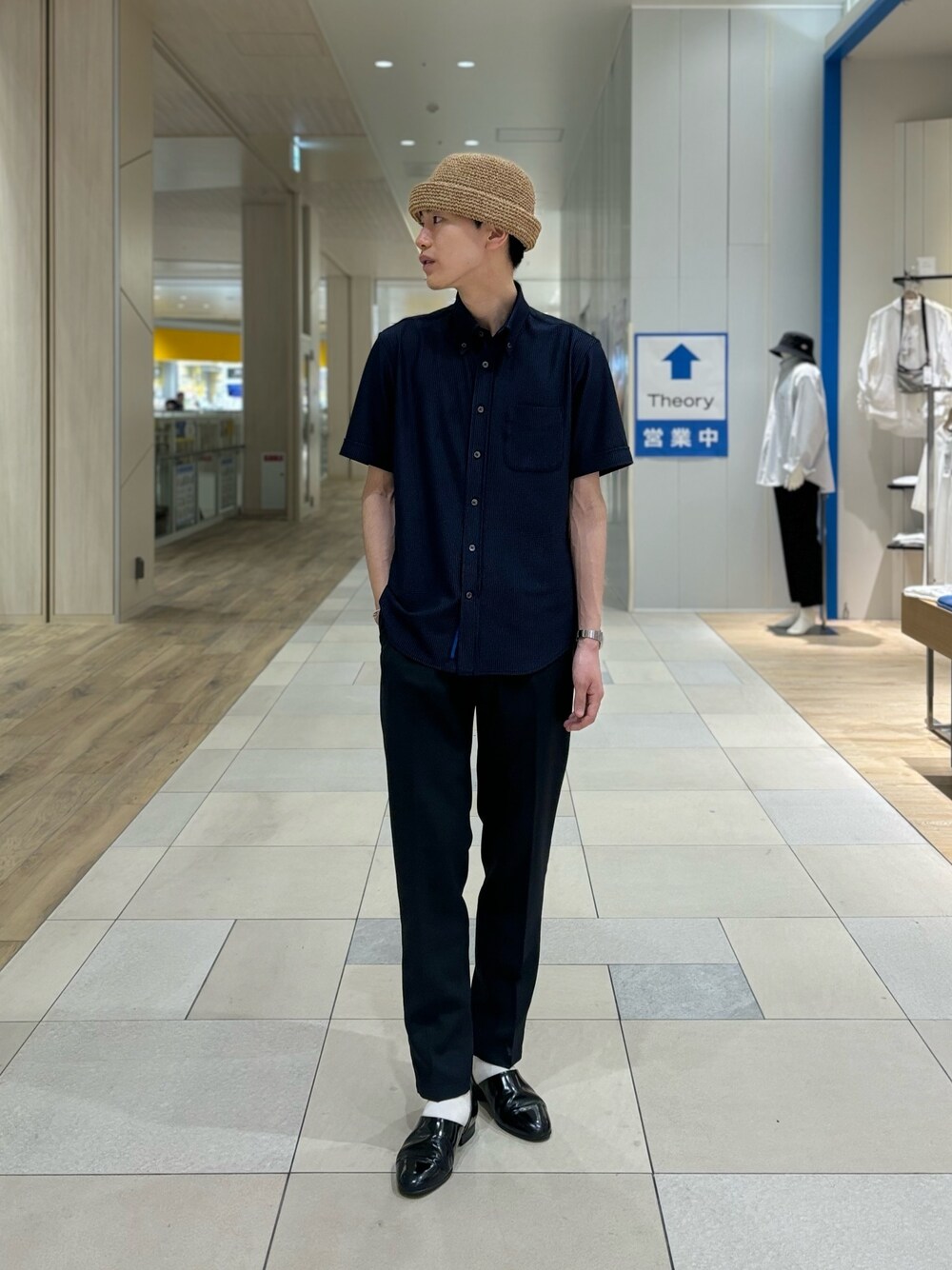 「シャツスタイル、キャップ、春服、メンズファッション」｜「NOLLEY’Sの《ビジカジ対応 / 吸水速乾》テープBD カノコ/サッカー 半袖シャツ（シャツ/ブラウス、ブルー系）」を使った、やまだ りさん（メンズ・173cm）の春コーディネートの1枚目の写真