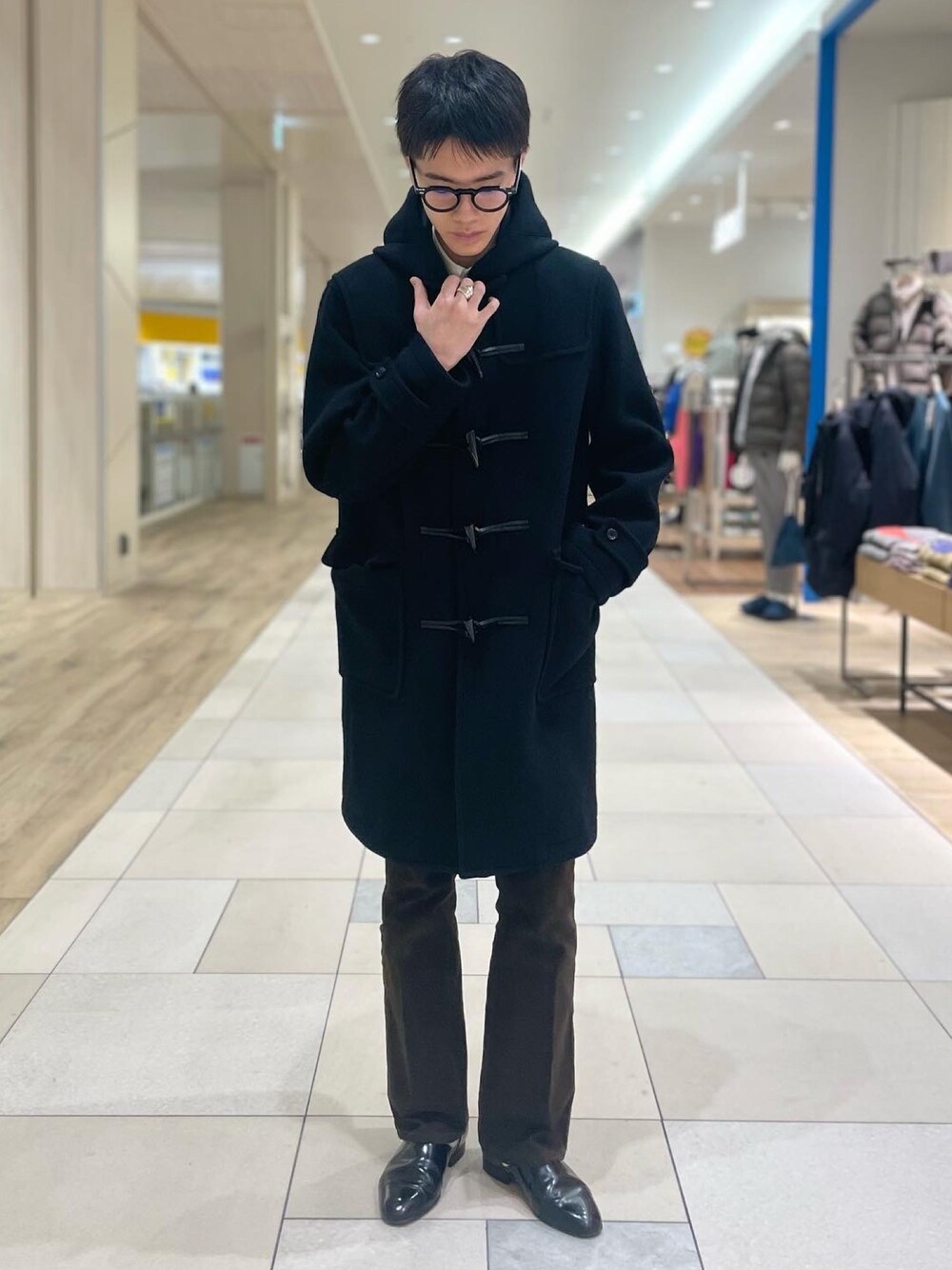 「冬コーデ、シンプルスタイル、服好きな人と繋がりたい」｜「NOLLEY'S goodmanの《ビジカジ対応》Super100 メルトンダッフルコート（ダッフルコート、ブラック系）」を使った、やまだ りさん（メンズ・173cm）の冬コーディネートの1枚目の写真