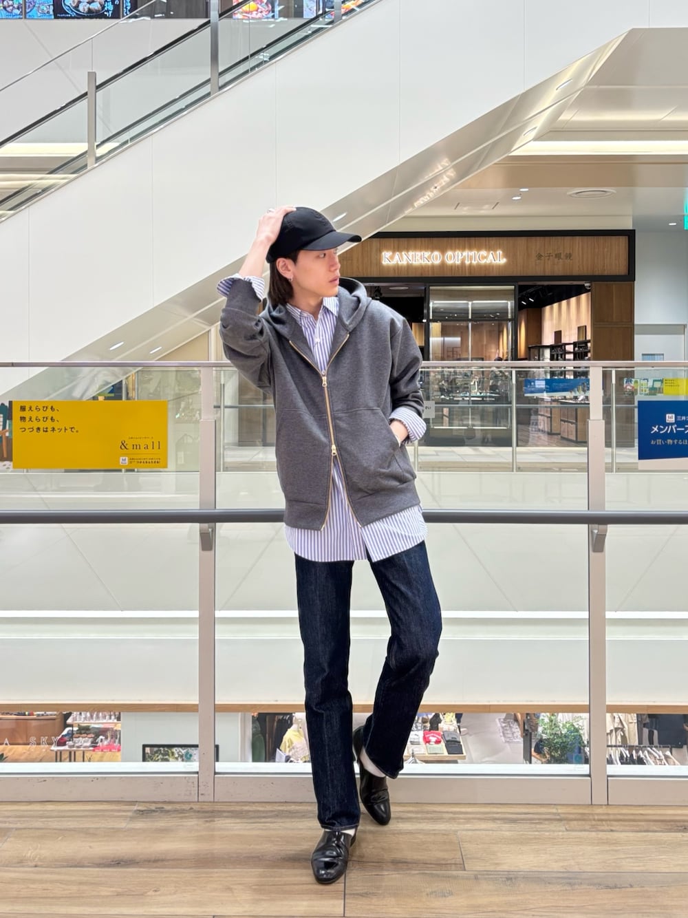 「かんたん！着回しコーデ術、レイヤードスタイル、シンプルスタイル、春、今日のコーデ、ラフコーデ、おしゃれさんと繋がりたい、シャツスタイル、リラックススタイル、大人カジュアル、古着、カジュアルコーデ、ootd、デニム、差し色コーデ」｜「Rie MillerのウォッシャブルOversized ZIPフーディー（パーカー、グレー系）」を使った、やまだ りさん（メンズ・173cm）の冬コーディネートの1枚目の写真